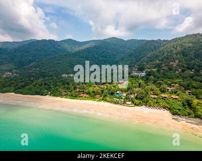 Vue aérienne sur la baie de bambou et la plage de l'île de Koh Lanta, Thaïlande. Forêt tropicale près de la plage rocheuse et sable blanc avec eau turquoise. Banque D'Images