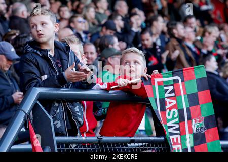 NIJMEGEN, PAYS-BAS - NOVEMBRE 13: Jeune fan partisan de NEC pendant le match néerlandais Eredivisie entre N.E.C. et RKC Waalwijk au Goffertstadion on 13 novembre 2022 à Nimègue, pays-Bas (photo de Broer van den Boom/Orange Pictures) Banque D'Images