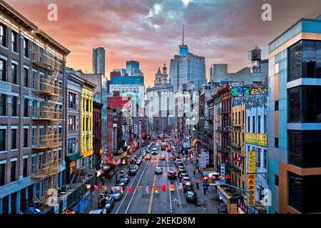 New York, Etats-Unis, 26 mars 2022 - vue panoramique sur le coucher du soleil sur le quartier chinois et les gratte-ciels du centre-ville de New York, Etats-Unis d'Amérique. Rue animée de New York. Banque D'Images