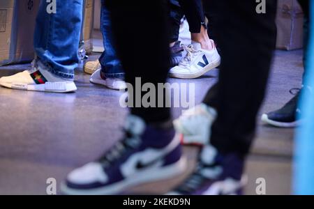 Berlin, Allemagne. 13th novembre 2022. Les personnes intéressées par les baskets traversent le Festsaal Kreuzberg. Le plus grand festival de baskets d'Europe fait ses débuts à Berlin. L'événement, avec plus de 100 détaillants européens, a été épuisé, ont annoncé dimanche les organisateurs. Le festival des baskets est connu principalement de Grande-Bretagne. (À dpa 'le festival de la sneaker attire les amateurs de sneaker à Kreuzberg') Credit: Annette Riedl/dpa/Alamy Live News Banque D'Images