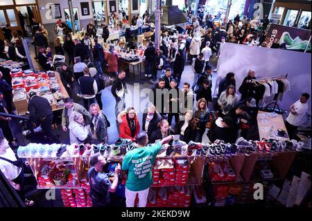 Berlin, Allemagne. 13th novembre 2022. Les personnes intéressées par les baskets traversent le Festsaal Kreuzberg et regardent les baskets. Le plus grand festival de baskets d'Europe fait ses débuts à Berlin. L'événement, avec plus de 100 détaillants européens, a été épuisé, ont déclaré les organisateurs dimanche. Le festival des baskets est connu principalement de Grande-Bretagne. (À dpa 'le festival de la sneaker attire les amateurs de sneaker à Kreuzberg') Credit: Annette Riedl/dpa/Alamy Live News Banque D'Images