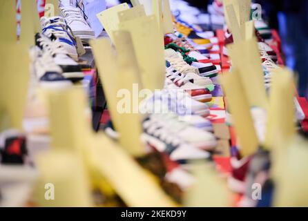 Berlin, Allemagne. 13th novembre 2022. Différentes baskets se tiennent sur les tables du Festsaal Kreuzberg. Le plus grand festival de baskets d'Europe fait ses débuts à Berlin. L'événement avec plus de 100 détaillants européens a été complet, comme les organisateurs l'ont annoncé dimanche. Le festival des baskets est connu principalement de Grande-Bretagne. (À dpa 'le festival de la sneaker attire les amateurs de sneaker à Kreuzberg') Credit: Annette Riedl/dpa/Alamy Live News Banque D'Images