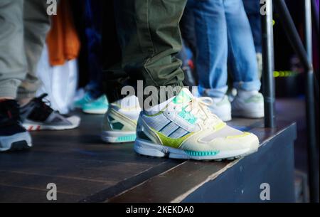 Berlin, Allemagne. 13th novembre 2022. Les personnes intéressées par les baskets traversent le Festsaal Kreuzberg. Le plus grand festival de baskets d'Europe fait ses débuts à Berlin. L'événement, avec plus de 100 détaillants européens, a été épuisé, ont annoncé dimanche les organisateurs. Le festival des baskets est connu principalement de Grande-Bretagne. (À dpa 'le festival de la sneaker attire les amateurs de sneaker à Kreuzberg') Credit: Annette Riedl/dpa/Alamy Live News Banque D'Images