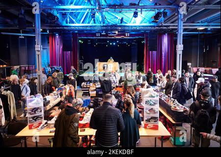 Berlin, Allemagne. 13th novembre 2022. Les personnes intéressées par les baskets traversent le Festsaal Kreuzberg et regardent les baskets. Le plus grand festival de baskets d'Europe fait ses débuts à Berlin. L'événement, avec plus de 100 détaillants européens, a été épuisé, ont déclaré les organisateurs dimanche. Le festival des baskets est connu principalement de Grande-Bretagne. (À dpa 'le festival de la sneaker attire les amateurs de sneaker à Kreuzberg') Credit: Annette Riedl/dpa/Alamy Live News Banque D'Images