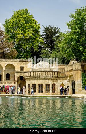 Les touristes et les pèlerins à la mosquée Halil UL Rahman à Urfa, Sanliurfa, Turquie avec la piscine Balikligol Banque D'Images