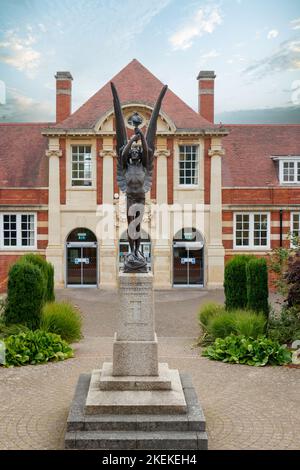 Mémorial de la première guerre mondiale sculpture en bronze esprit de jeunesse en face de la bibliothèque publique de 1906 Grand Malvern dans le Worcestershire Banque D'Images