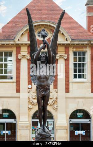 Mémorial de la première guerre mondiale sculpture en bronze esprit de jeunesse en face de la bibliothèque publique de 1906 Grand Malvern dans le Worcestershire Banque D'Images