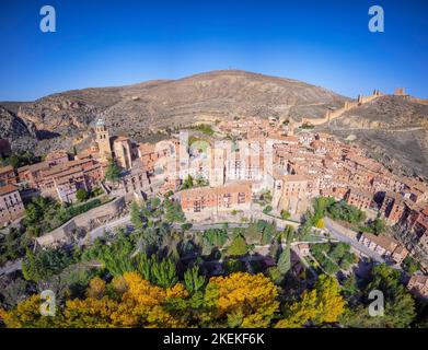 Vue sur Albarracin au coucher du soleil avec ses murs et sa cathédrale en premier plan. Banque D'Images