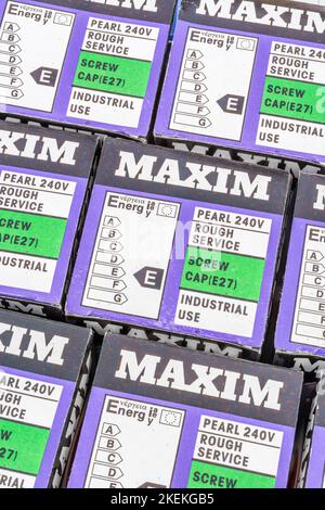 Résumé de E27 / Edison vis style ancien tungstène incandescent E-homologué ampoules fabriqués par Maxim. Pour le concept d'efficacité énergétique - ou l'absence de celui-ci. Banque D'Images