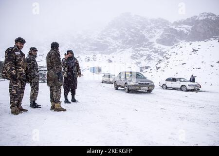 Col de Salang, Afghanistan. 13th novembre 2022. Les membres des Taliban gardent la garde tandis que les véhicules traversent le Kush hindou sur le col de Salang, le principal col de montagne reliant le nord de l'Afghanistan à la province de Parwan, avec des connexions vers la province de Kaboul. Credit: Oliver Weiken/dpa/Alay Live News Banque D'Images