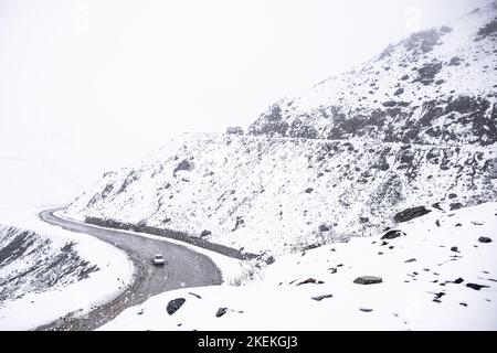 Col de Salang, Afghanistan. 13th novembre 2022. Des véhicules traversent l'Hindu Kush sur le col de Salang, le premier col de montagne reliant le nord de l'Afghanistan à la province de Parwan, avec des correspondances vers la province de Kaboul. Credit: Oliver Weiken/dpa/Alay Live News Banque D'Images