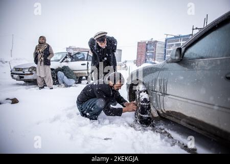 Col de Salang, Afghanistan. 13th novembre 2022. Les Afghans montent des chaînes de pneus tout en traversant l'Hindu Kush sur le col de Salang, le principal col de montagne reliant le nord de l'Afghanistan à la province de Parwan, avec des connexions vers la province de Kaboul. Credit: Oliver Weiken/dpa/Alay Live News Banque D'Images