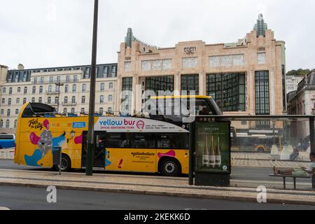 Lisbonne, Portugal - septembre 2022 : bus touristique à Lisbonne, sur la place principale de la ville Praca dos Restauradores Banque D'Images