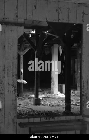 Un plan vertical de vieux piliers en bois d'une ancienne grange Banque D'Images