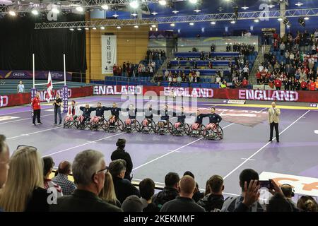 Sheffield, Royaume-Uni. 13th novembre 2022. L'équipe d'Angleterre chante l'hymne national « Dieu Save the King » lors de la demi-finale de la coupe du monde de rugby en fauteuil roulant 2021 match Angleterre contre pays de Galles à l'Institut anglais du sport Sheffield, Sheffield, Royaume-Uni, 13th novembre 2022 (photo de Mark Cosgrove/News Images) Credit: News Images LTD/Alay Live News Banque D'Images