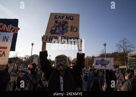 Berlin, Allemagne. 13th novembre 2022. À Berlin, sur 13 novembre 2022, les gens se sont rassemblés à la porte de Brandebourg pour une manifestation contre la guerre russe en Ukraine. Certains manifestants ont prononcé des discours lors de la manifestation, qui a eu lieu sous le slogan anti-Z. De nombreux signes ont été mis en avant selon lesquels Poutine serait un meurtrier et que l’Ukraine aurait immédiatement besoin d’armes. (Photo de Michael Kuenne/PRESSCOV/Sipa USA) crédit: SIPA USA/Alay Live News Banque D'Images