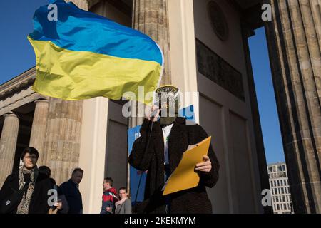 Berlin, Allemagne. 13th novembre 2022. À Berlin, sur 13 novembre 2022, les gens se sont rassemblés à la porte de Brandebourg pour une manifestation contre la guerre russe en Ukraine. Certains manifestants ont prononcé des discours lors de la manifestation, qui a eu lieu sous le slogan anti-Z. De nombreux signes ont été mis en avant selon lesquels Poutine serait un meurtrier et que l’Ukraine aurait immédiatement besoin d’armes. (Photo de Michael Kuenne/PRESSCOV/Sipa USA) crédit: SIPA USA/Alay Live News Banque D'Images