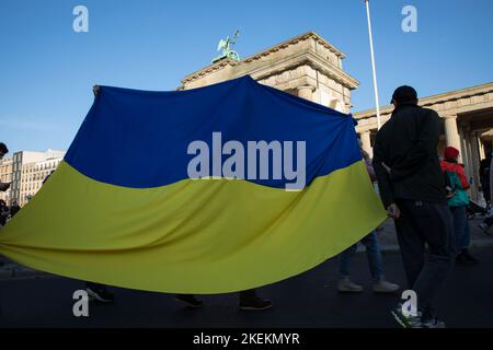 Berlin, Allemagne. 13th novembre 2022. À Berlin, sur 13 novembre 2022, les gens se sont rassemblés à la porte de Brandebourg pour une manifestation contre la guerre russe en Ukraine. Certains manifestants ont prononcé des discours lors de la manifestation, qui a eu lieu sous le slogan anti-Z. De nombreux signes ont été mis en avant selon lesquels Poutine serait un meurtrier et que l’Ukraine aurait immédiatement besoin d’armes. (Photo de Michael Kuenne/PRESSCOV/Sipa USA) crédit: SIPA USA/Alay Live News Banque D'Images