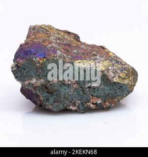 Chalcopyrite en pierre naturelle sur fond blanc. Minéral de couleur dorée Banque D'Images