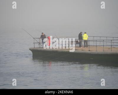 Sheerness, Kent, Royaume-Uni. 13th novembre 2022. Météo au Royaume-Uni: Une journée de brouillard à Sheerness, Kent - pêcheurs sur Neptune Jetty. Crédit : James Bell/Alay Live News Banque D'Images