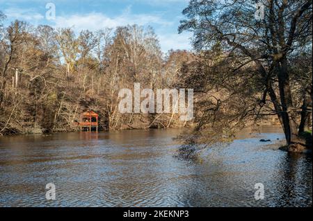 Parc riverain d'Abacarna le long de la rivière Motala en novembre à Norrkoping, en Suède Banque D'Images