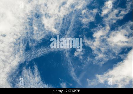 Ciel bleu et nuages blancs pour la pleine conscience et la paix Banque D'Images