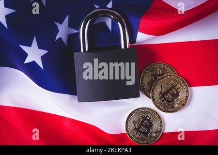 Bitcoins aux États-Unis. Interdiction des crypto-monnaies aux États-Unis. La croissance du taux de change. Drapeau américain et bitcoin. Banque D'Images