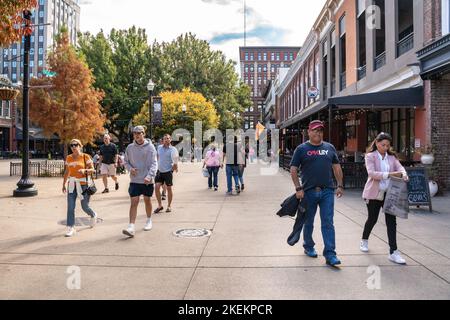 Knoxville, Tennessee, - 28 octobre 2022: Scène de rue du centre-ville historique de Knoxville Tennessee lors d'une journée d'automne ensoleillée dans le quartier historique. Banque D'Images