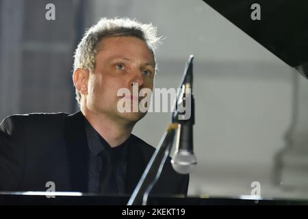 Kolkata, Inde. 12th novembre 2022. Le pianiste français Maxime Zecchini interprète du classique occidental à la musique hindi populaire au piano devant un auditoire au Victoria Memorial Hall, le 12 novembre 2022, à Kolkata City, en Inde. (Photo de Biswarup Gangouly/Eyepix Group/Sipa USA). Credit: SIPA USA/Alay Live News Banque D'Images