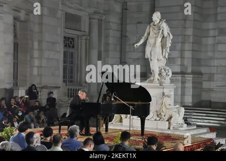 Kolkata, Inde. 12th novembre 2022. Le pianiste français Maxime Zecchini interprète du classique occidental à la musique hindi populaire au piano devant un auditoire au Victoria Memorial Hall, le 12 novembre 2022, à Kolkata City, en Inde. (Photo de Biswarup Gangouly/Eyepix Group/Sipa USA). Credit: SIPA USA/Alay Live News Banque D'Images