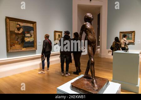 Edinburgh, Royaume-Uni. 13 novembre 2022 en photo : le dernier week-end des Scottish National Galleries, Une exposition Taste for Impressionism a lieu avec de grandes files d'attente devant la National Gallery sur la Mound d'Édimbourg. Crédit : Rich Dyson/Alay Live News Banque D'Images