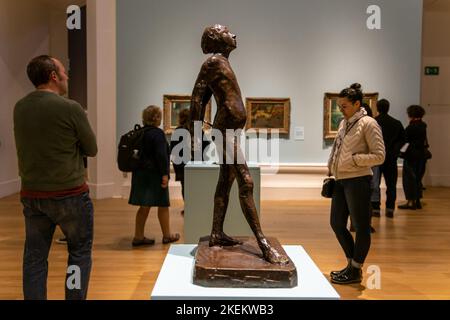 Edinburgh, Royaume-Uni. 13 novembre 2022 en photo : le dernier week-end des Scottish National Galleries, Une exposition Taste for Impressionism a lieu avec de grandes files d'attente devant la National Gallery sur la Mound d'Édimbourg. Crédit : Rich Dyson/Alay Live News Banque D'Images