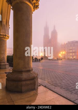 Basilique Sainte-Marie sur la place principale de Cracovie, en Pologne. Banque D'Images