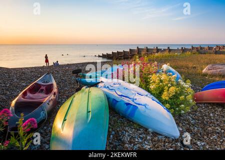 Coucher de soleil sur la côte nord du Kent à Whitstable Banque D'Images