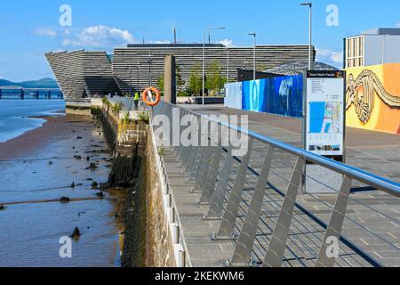 Le V&A Design Museum, de l'Esplanade Riverside, Dundee, Écosse, Royaume-Uni. Architecte Kengo Kuma. Ouvert en septembre 2018. Banque D'Images