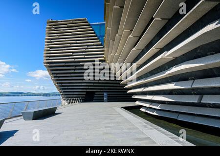 Le V&A Design Museum, de l'Esplanade Riverside, Dundee, Écosse, Royaume-Uni. Architecte Kengo Kuma. Ouvert en septembre 2018. Banque D'Images