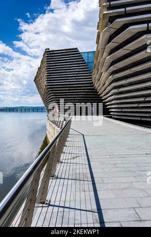 Le V&A Design Museum, de l'Esplanade Riverside, Dundee, Écosse, Royaume-Uni. Architecte Kengo Kuma. Ouvert en septembre 2018. Banque D'Images