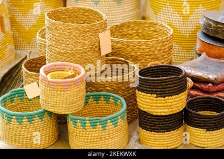 Sac à corde en jute, panier, dessous de verre en jute naturel, panier en forme de crocheté confortable de jute. Accessoires intérieurs écologiques tissés à partir de matériaux organiques. Banque D'Images