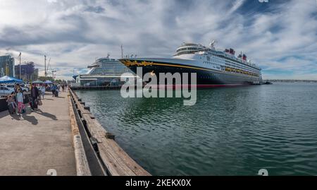 Navire de croisière Disney et navire de croisière Princess sont amarrés à San Diego, en Californie. Banque D'Images