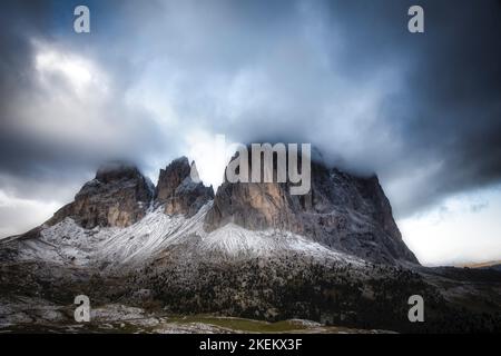 Les nuages encerclent Sassolungo Sassopiatto Langkofel dans les Dolomites, dans le Tyrol du Sud de l'Italie. Banque D'Images