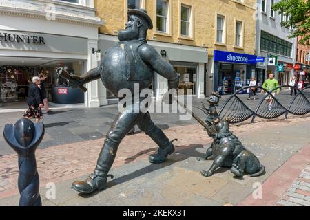 Statue de Dan désespéré et de son chien Dawg, personnages du magazine comique pour enfants The Dandy. High Street, Dundee, Écosse, Royaume-Uni Banque D'Images