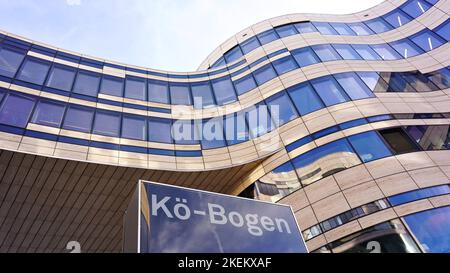 L'architecture moderne du luxueux complexe commercial et restaurant 'Kö-Bogen' dans le centre-ville de Düsseldorf/Allemagne. Banque D'Images