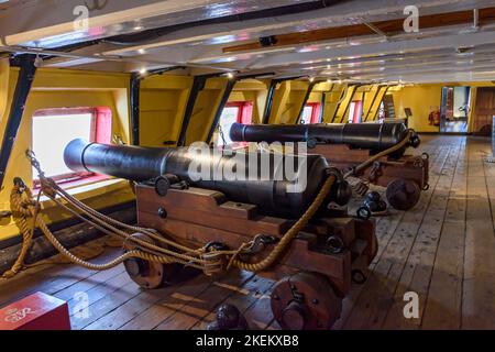 18 canons de limande sur la plate-forme de canon de la frégate HMS Unicorn. Construit pour la Marine royale et lancé en 1824. West Victoria Dock, Dundee, Écosse, Royaume-Uni Banque D'Images