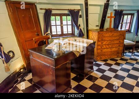 Bureau dans la cabine du capitaine sur la frégate HMS Unicorn. West Victoria Dock, Dundee, Écosse, Royaume-Uni Banque D'Images