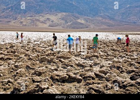 Vallée de la mort, États-Unis - 19 juillet 2008: Les gens visitent la région du Devils cours au milieu de la vallée de la mort et de marcher entre les énormes plaques de sel dans la mort va Banque D'Images