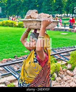 Delhi, Inde - 9 novembre 2011: Une travailleuse transporte des déchets de roche sur son chapeau à Delhi, Inde. 2 057 millions de femmes travaillent dans le secteur de la construction (2004 Banque D'Images