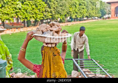 Delhi, Inde - 9 novembre 2011: Une travailleuse transporte des déchets de roche sur son chapeau à Delhi, Inde. 2 057 millions de femmes travaillent dans le secteur de la construction (2004 Banque D'Images
