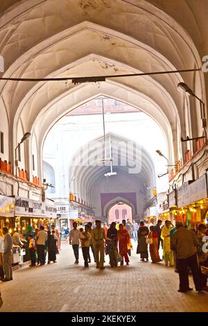 New Delhi, Inia - 9 novembre 2011: Les gens magasinent à l'intérieur du bazar Meena dans le fort rouge à New Delhi, Inde. Mukarrat Khan a construit ce premier couvert Banque D'Images