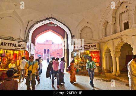 New Delhi, Inia - 9 novembre 2011: Les gens magasinent à l'intérieur du bazar Meena dans le fort rouge à New Delhi, Inde. Mukarrat Khan a construit ce premier couvert Banque D'Images