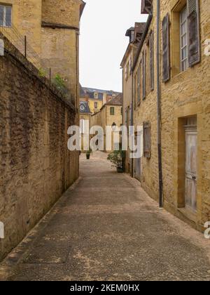 Maisons, rues et ruelles dans la pittoresque ville médiévale de Sarlat-la-Canéda en France Banque D'Images